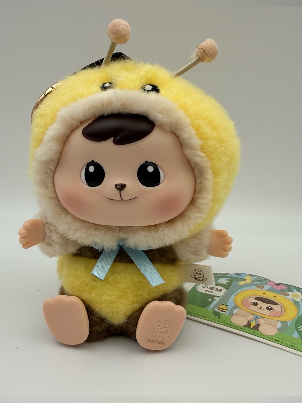 The Bee plush keychain from the Bao-ao Forest Friends Gathering Blind Box Series
